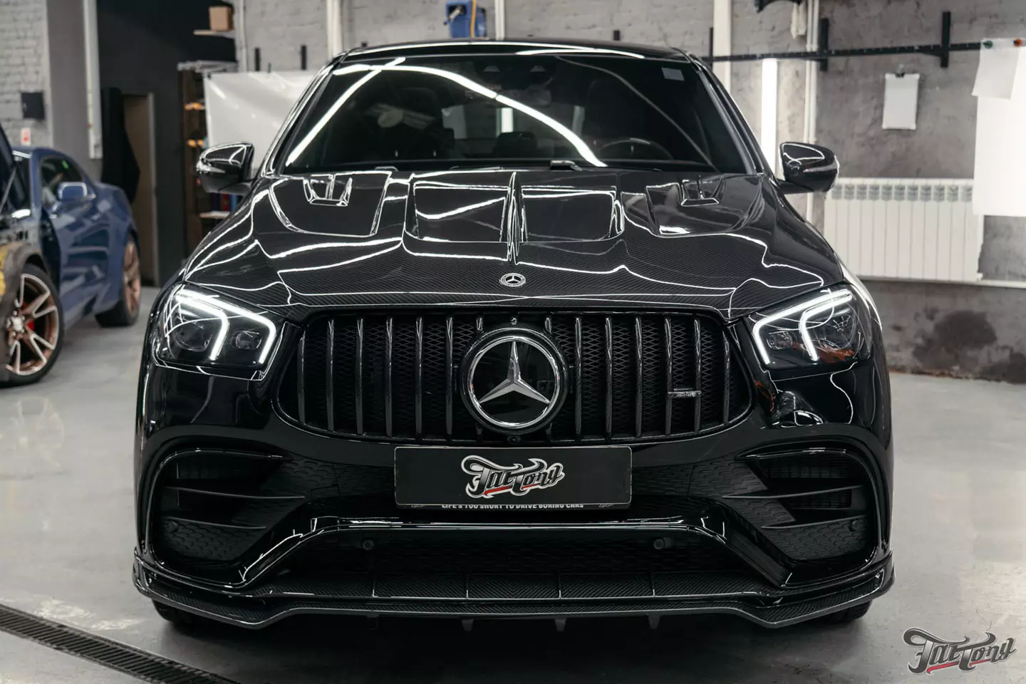 Выкинули BURMESTER 3D из нового Mercedes GLE 63S и установили новую акустическую систему. Выполнили комплексную шумоизоляцию, построили выхлопную систему, установили обвес Larte, оклеили полиуретаном